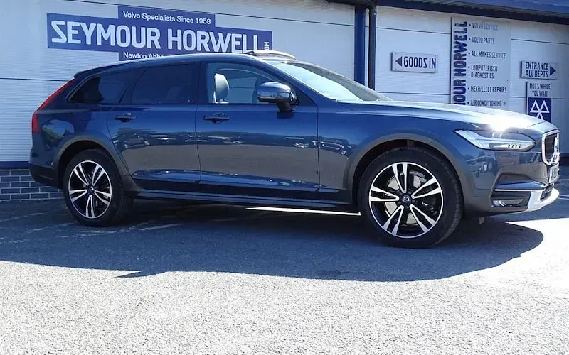 Used Volvo V90 CC Pro 190 HP (139 kW) 2019 Estate