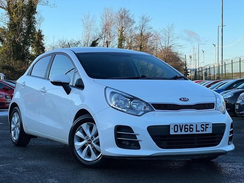 Used Kia Rio 75 HP (55 kW) 2016 White Hatchback