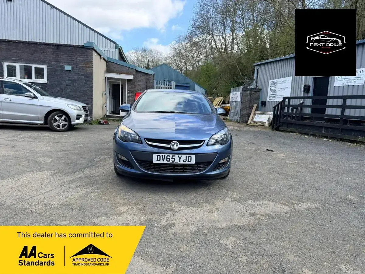 Used Vauxhall Astra Design Edition 115 HP (84 kW) 2015 Blue Hatchback
