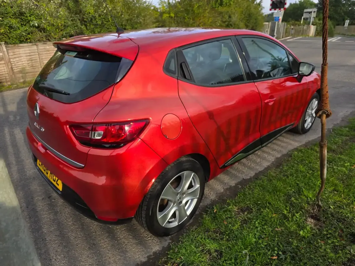 Used Renault Clio Dynamique 75 HP (55 kW) 2016 Red Hatchback