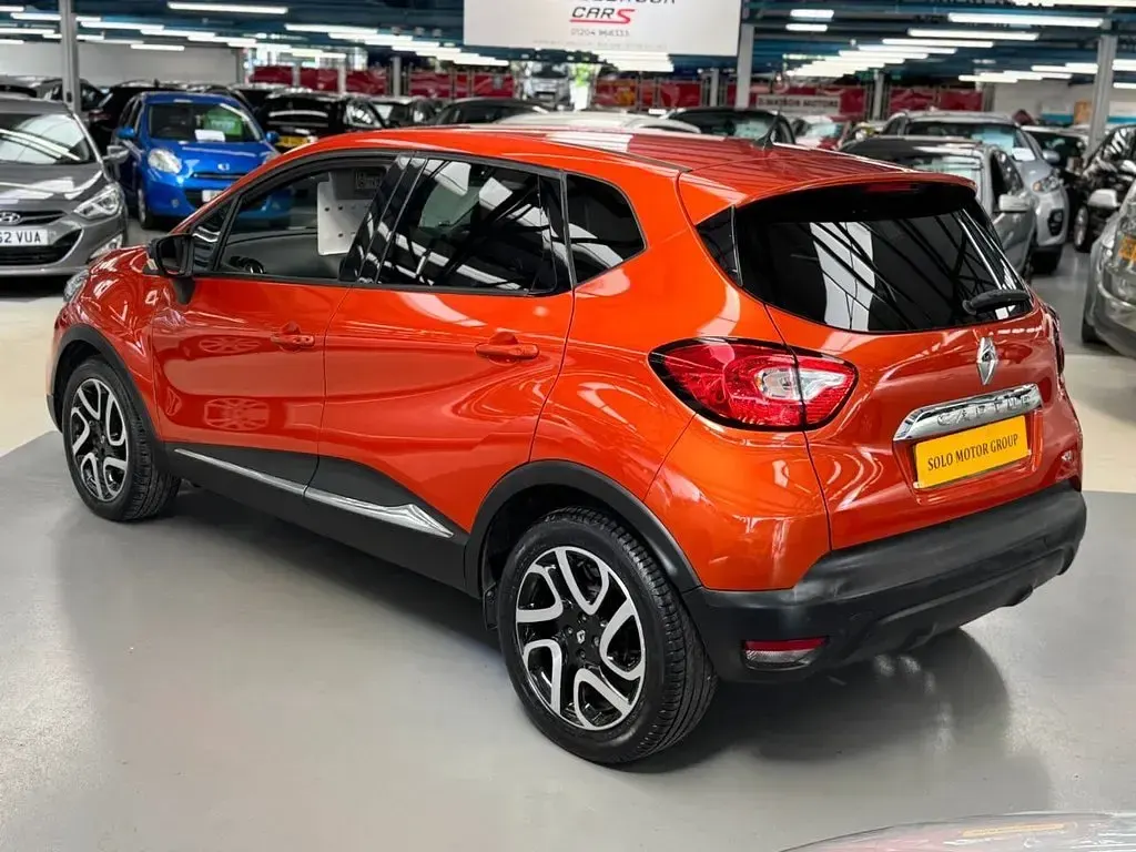 Used Renault Captur Dynamique 90 HP (66 kW) 2015 Orange SUV