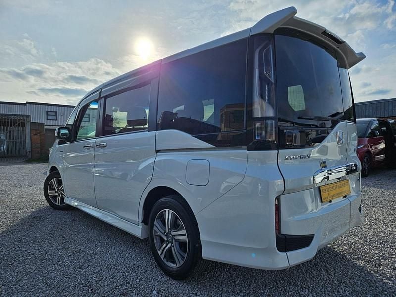 Używany Honda Stepwgn Hybrid 2026 Biały Minivan