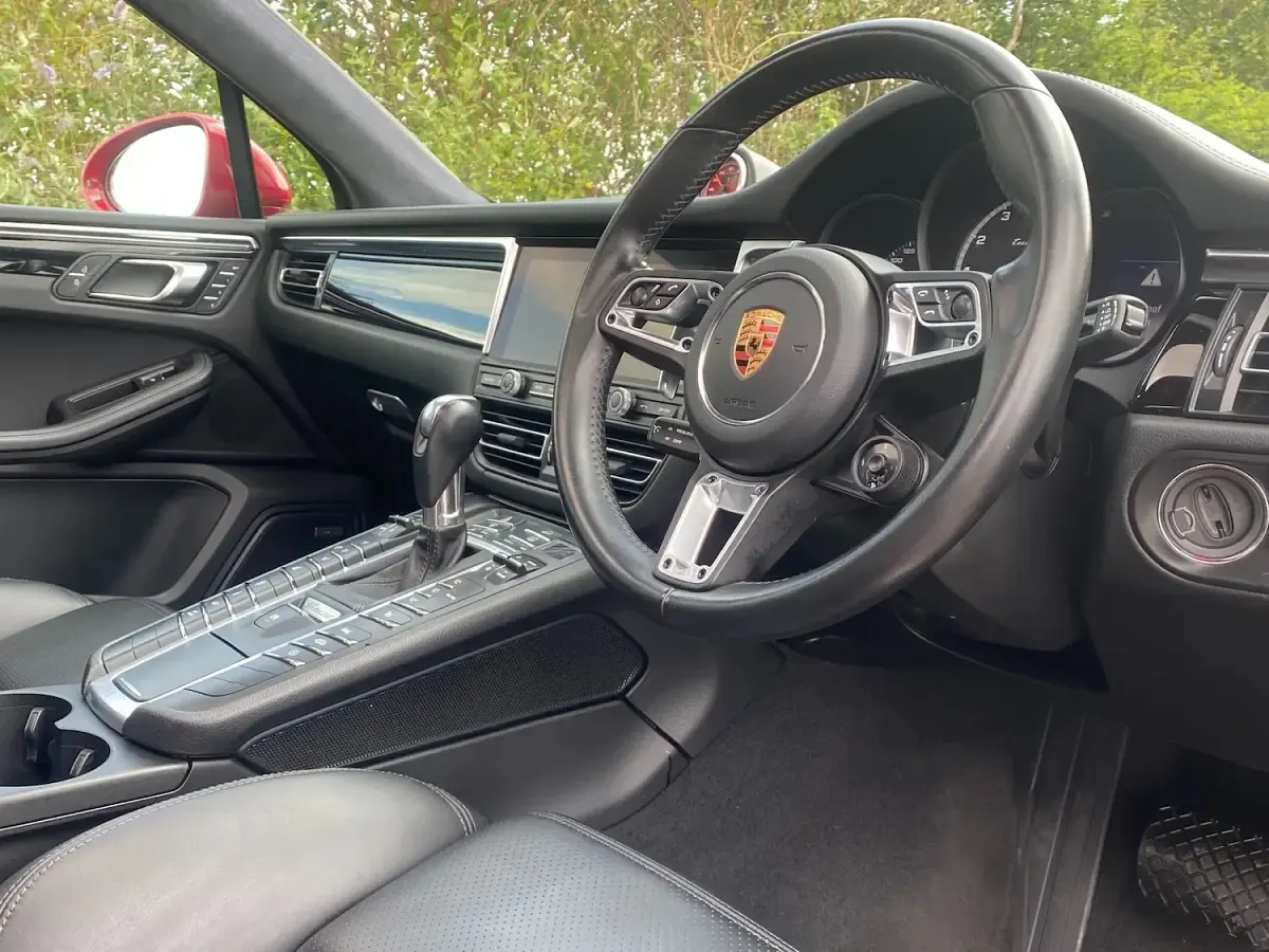 Used Porsche Macan Turbo 430 HP (316 kW) 2019 Carmine red SUV