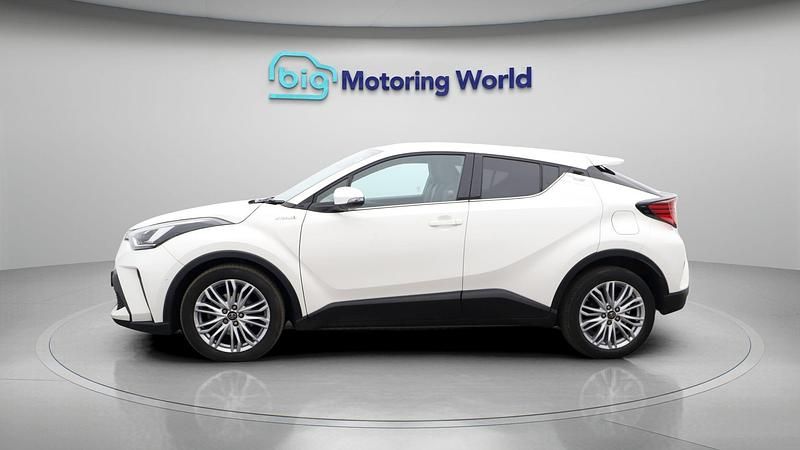 Used Toyota C-HR 122 HP (89 kW) 2021 White SUV