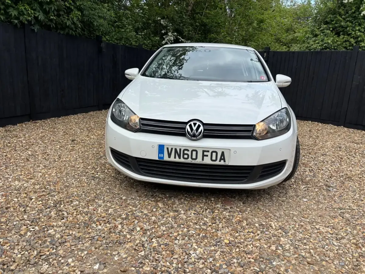 Begagnad VW Golf VI SE 105 HK (77 kW) 2010 Vit Halvkombi
