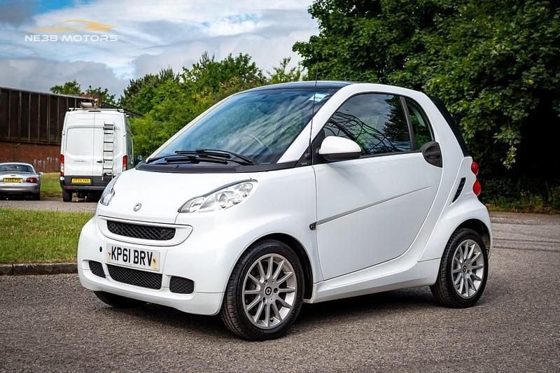 White Used 2011 Smart ForTwo Coupé Passion Coupe | £2,995 (Good price) - Image 1/4