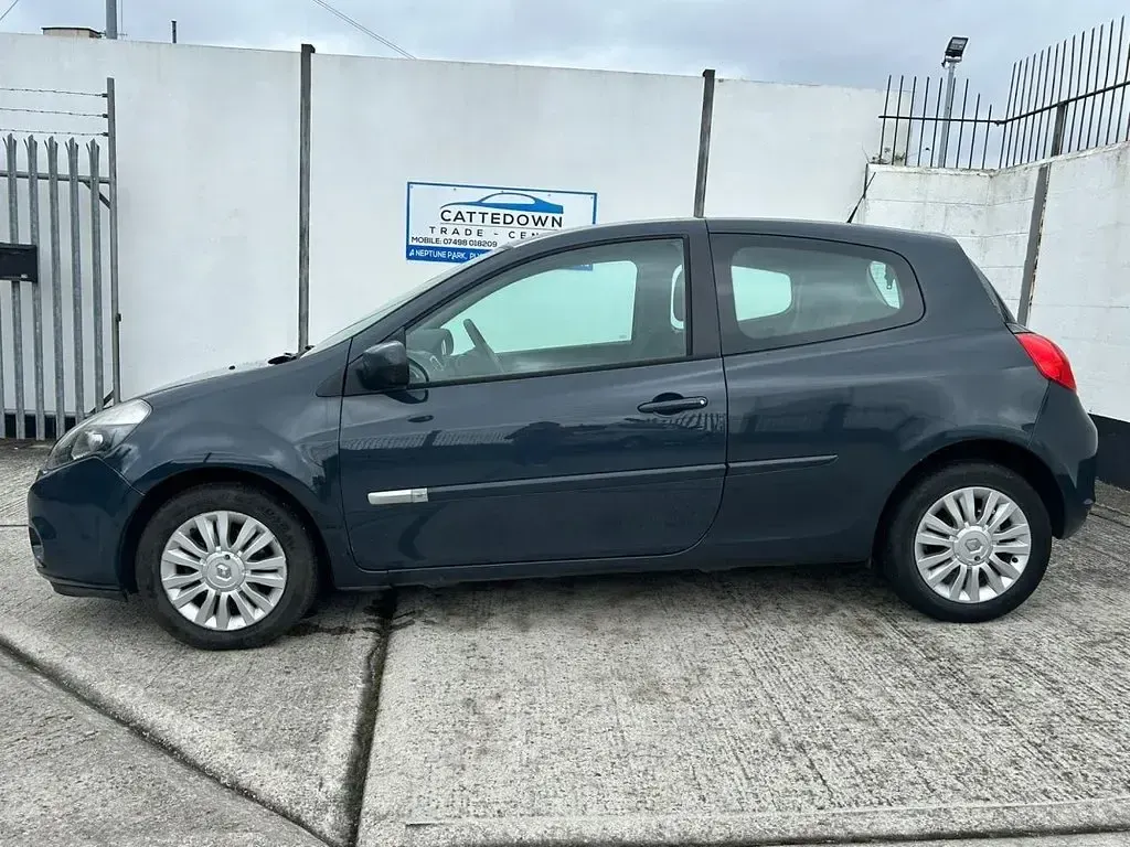 Used Renault Clio Expression+ 75 HP (55 kW) 2012 Blue Hatchback