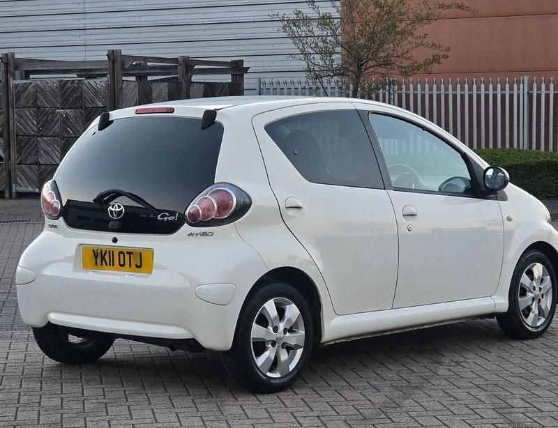 Used Toyota Aygo 68 HP (50 kW) 2011 White Hatchback