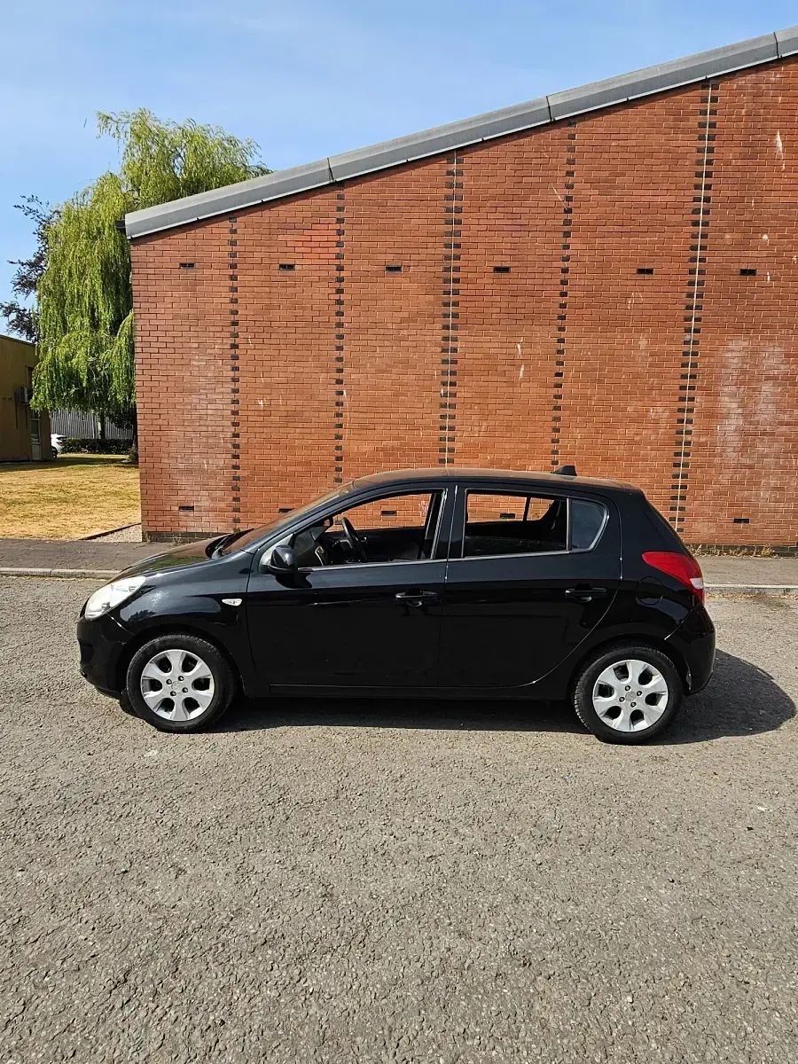 Used Hyundai i20 Comfort 78 HP (57 kW) 2011 Black Hatchback