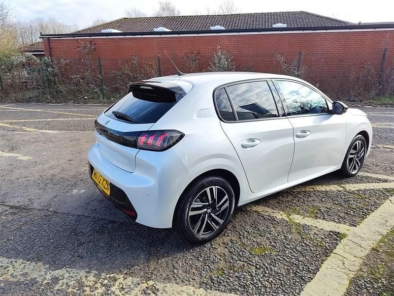 Used Peugeot 208 Allure+ 75 HP (55 kW) 2022 White Hatchback