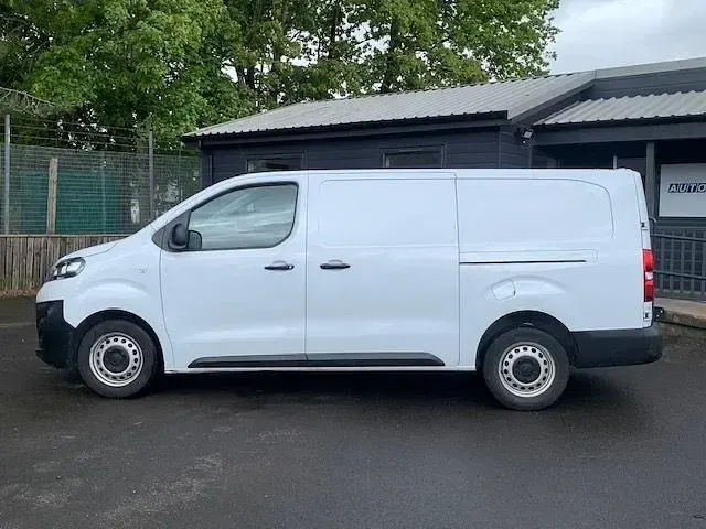 Używany Vauxhall Vivaro 100 KM (73 kW) 2023 Biały Minivan