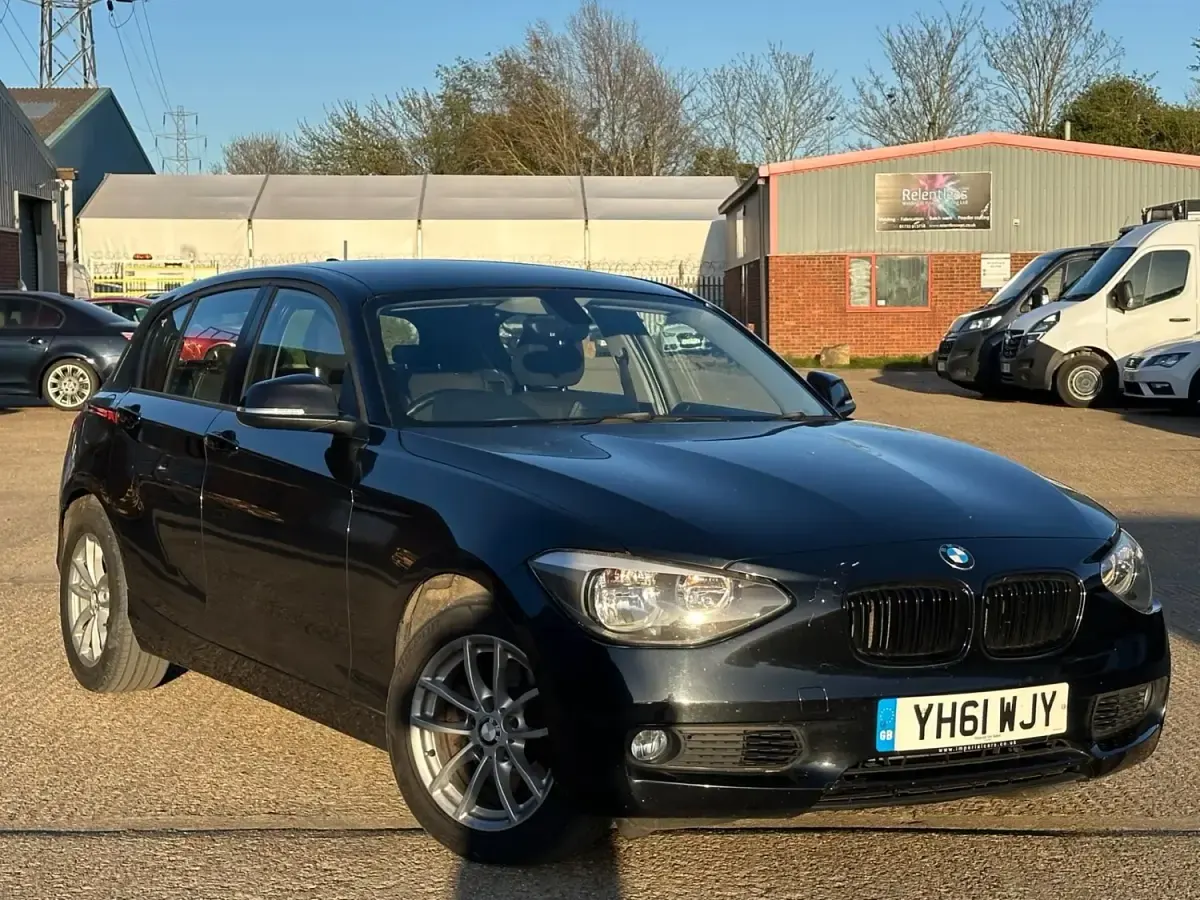 Begagnad BMW 120 2011 Svart Halvkombi