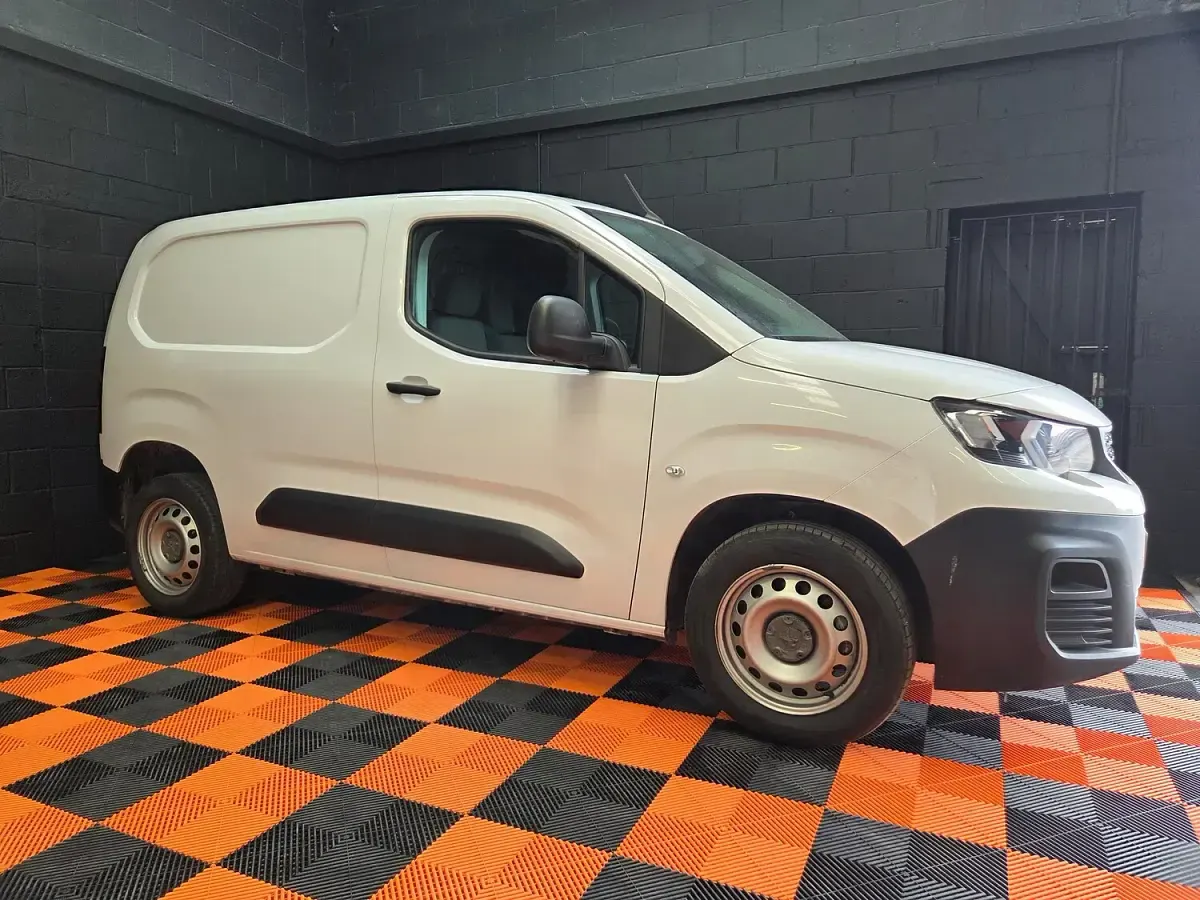 Used Peugeot Partner Premium 100 HP (73 kW) 2024 White MPV