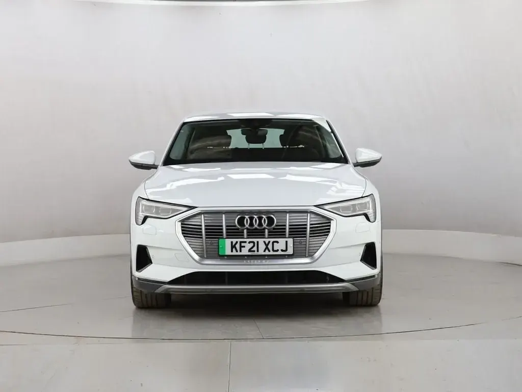Begagnad Audi e-tron Comfort 230 kW (313 HK) 2021 Vit SUV