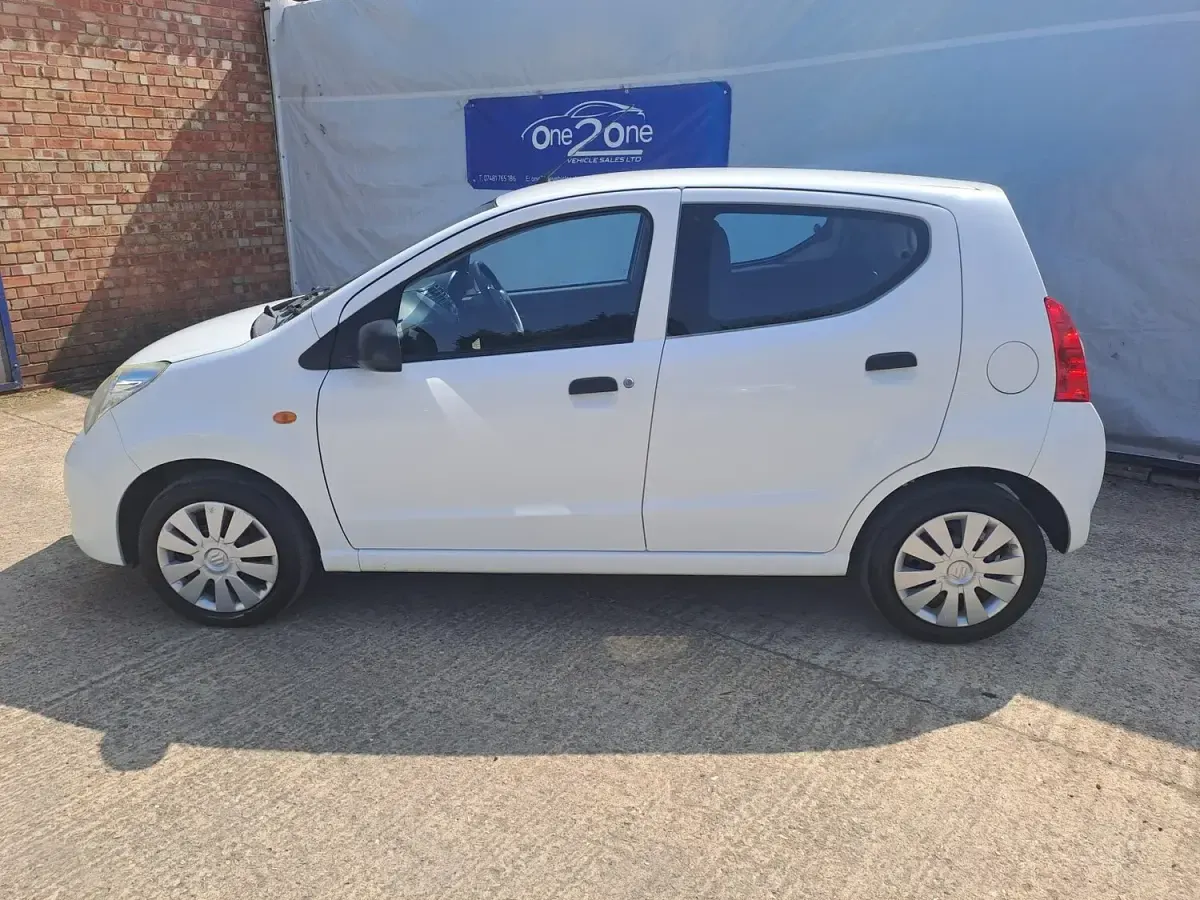 Used Suzuki Alto 68 HP (50 kW) 2013 White Hatchback