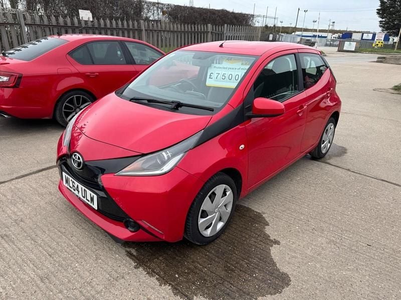 Usado Toyota Aygo X-play 2014 Rojo Utilitario