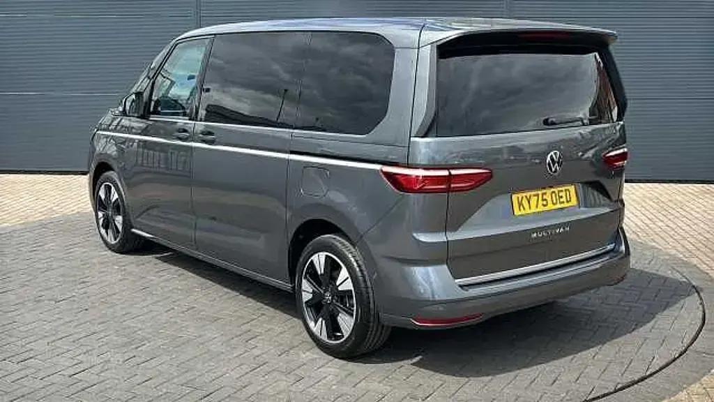 Begagnad VW Multivan Style 150 HK (110 kW) 2025 Grå Minibuss
