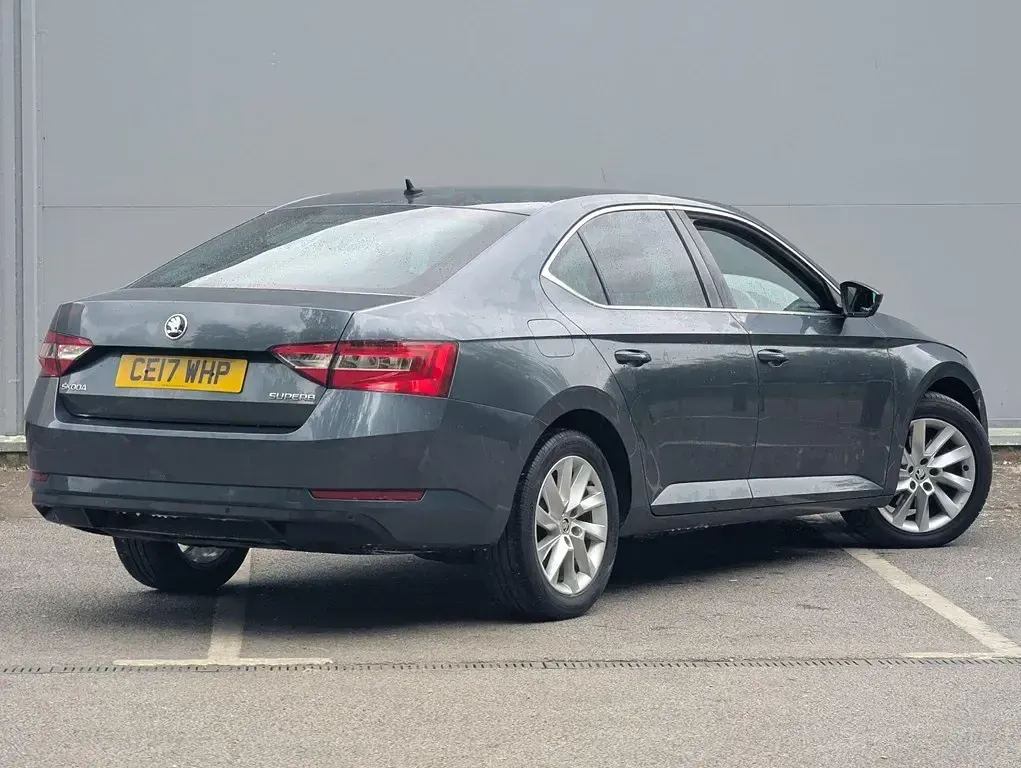 Usado Skoda Superb Business Line 2017 Cinzento Citadino