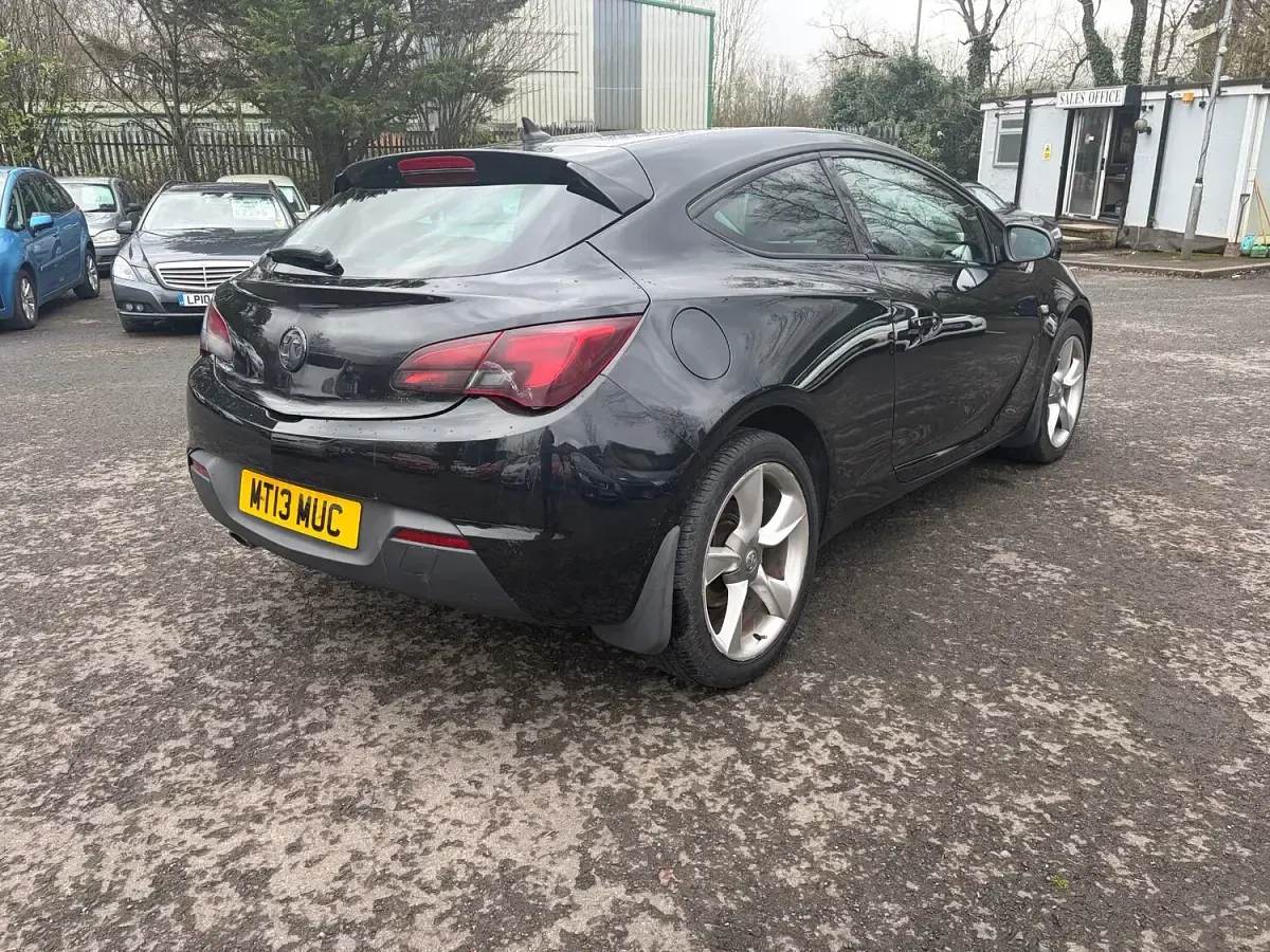 Używany Vauxhall Astra GTC SRi 140 KM (102 kW) 2013 Czarny Hatchback