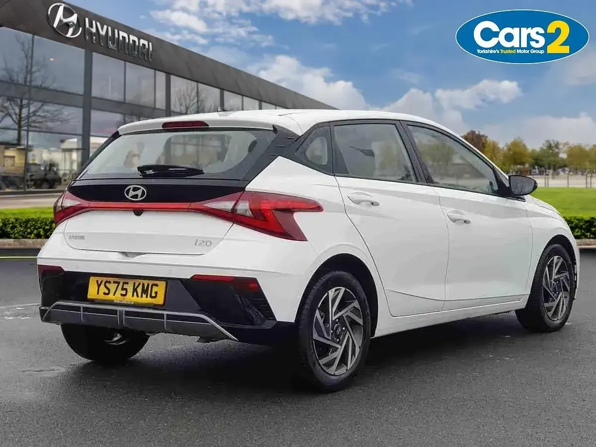 New Hyundai i20 Advanced 100 HP (73 kW) 2025 White Hatchback