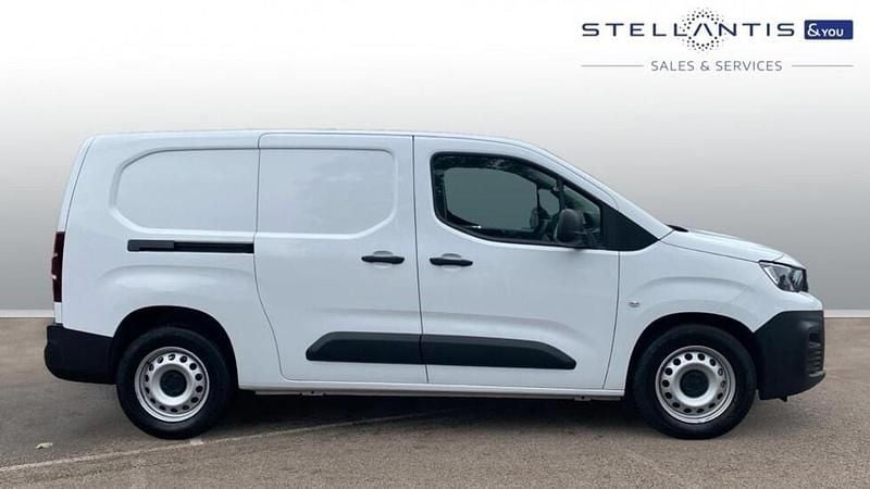 White Used 2024 Peugeot E-Partner Premium MPV | £12,995 (Super price) - Image 1/4