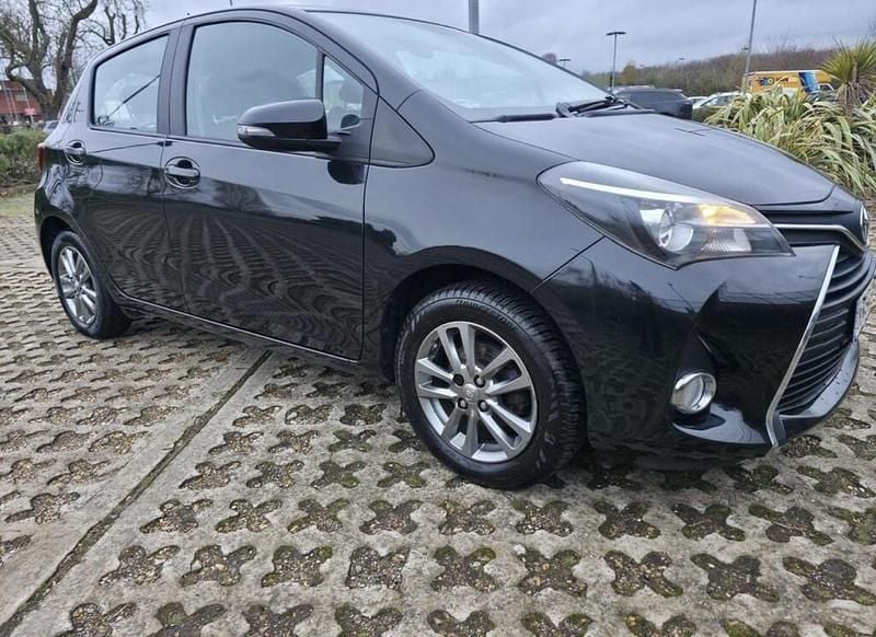 Used Toyota Yaris 99 HP (72 kW) 2014 Black Hatchback