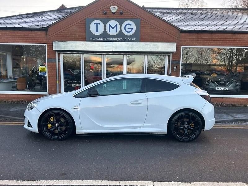Used Vauxhall Astra GTC S 280 HP (205 kW) 2015 White Coupe