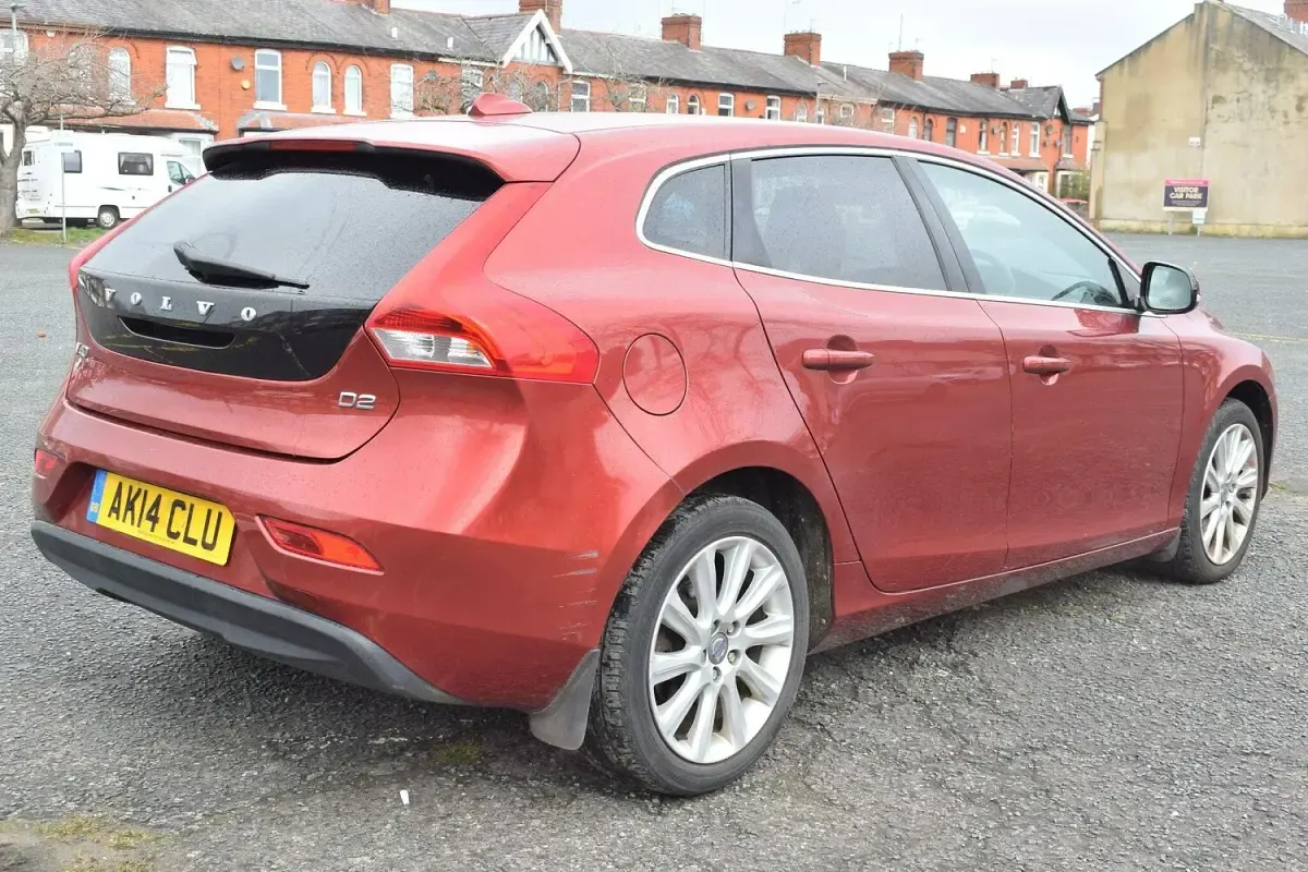 Used Volvo V40 SE 115 HP (84 kW) 2014 Red Hatchback