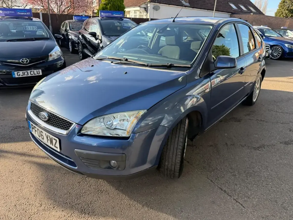Begagnad Ford Focus Ghia 136 HK (100 kW) 2006 Blå Halvkombi