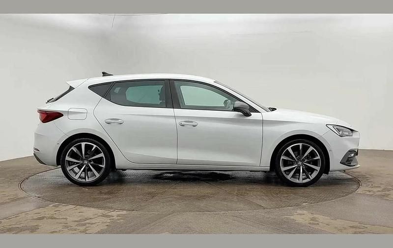 Used Seat Leon FR Sport 147 HP (108 kW) 2022 White Hatchback