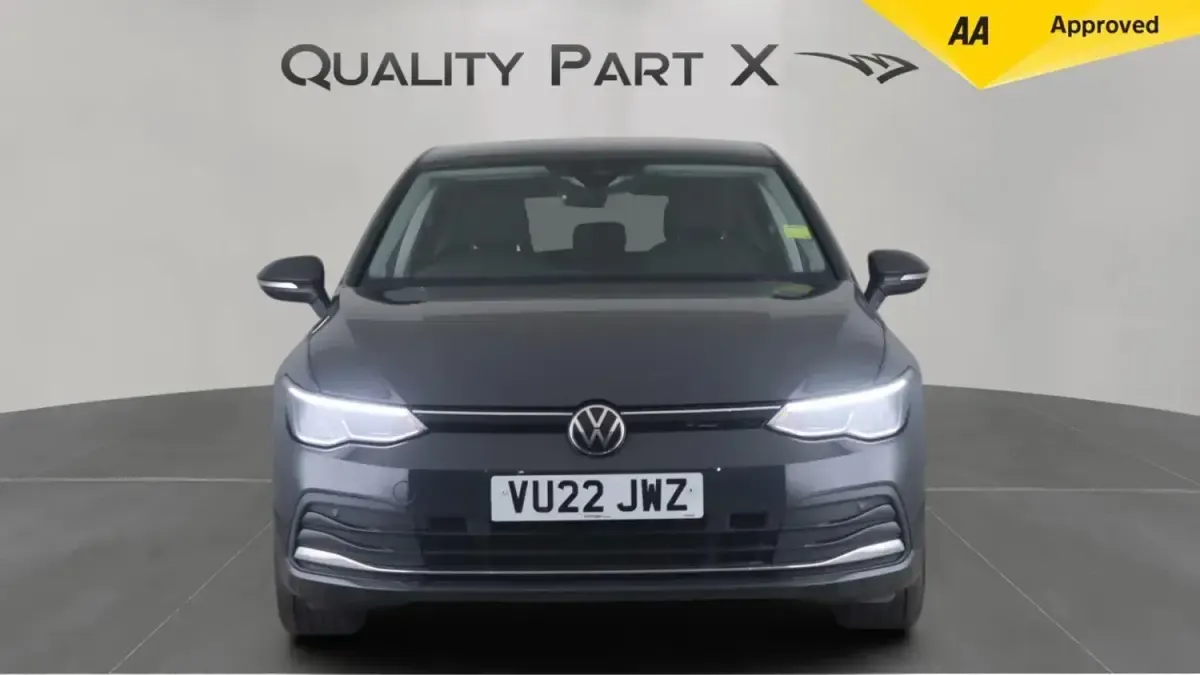 Usado VW Golf VIII Active 150 CV (110 kW) 2022 Gris Utilitario