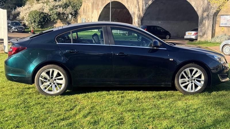 Second-hand Vauxhall Insignia Design Edition 140 CP (102 kW) 2015 Verde Hatchback