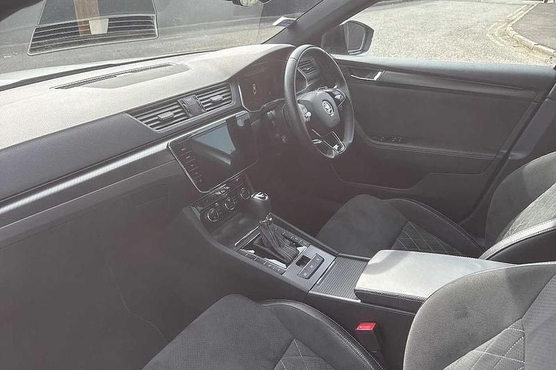 Usado Skoda Superb SportlinePlus 147 CV (108 kW) 2024 Plateado Utilitario