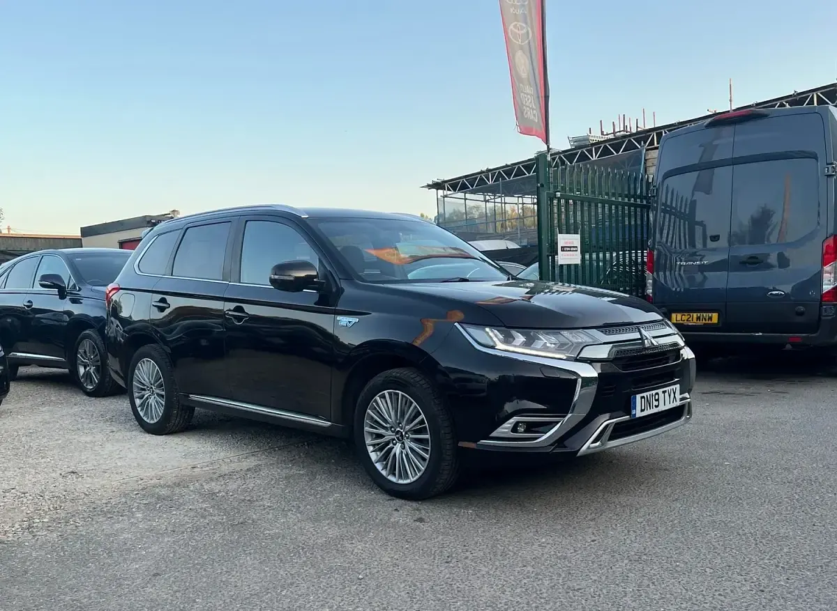 Used Mitsubishi Outlander P-HEV 2019 Black Estate