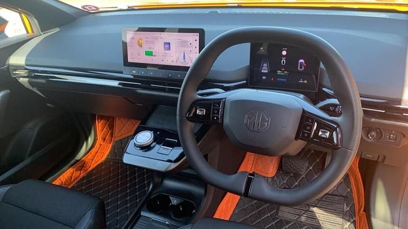 Begagnad MG MG4 EV Trophy 147 kW (200 HK) 2024 Orange Halvkombi