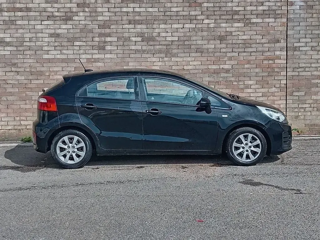 Begagnad Kia Rio 2015 Svart Halvkombi