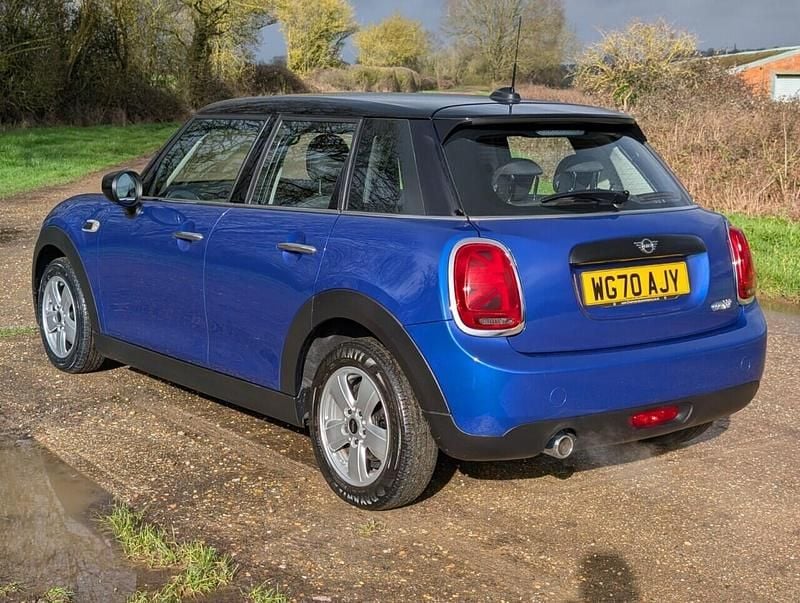 Używany Mini Cooper Classic 136 KM (100 kW) 2020 Niebieski Hatchback
