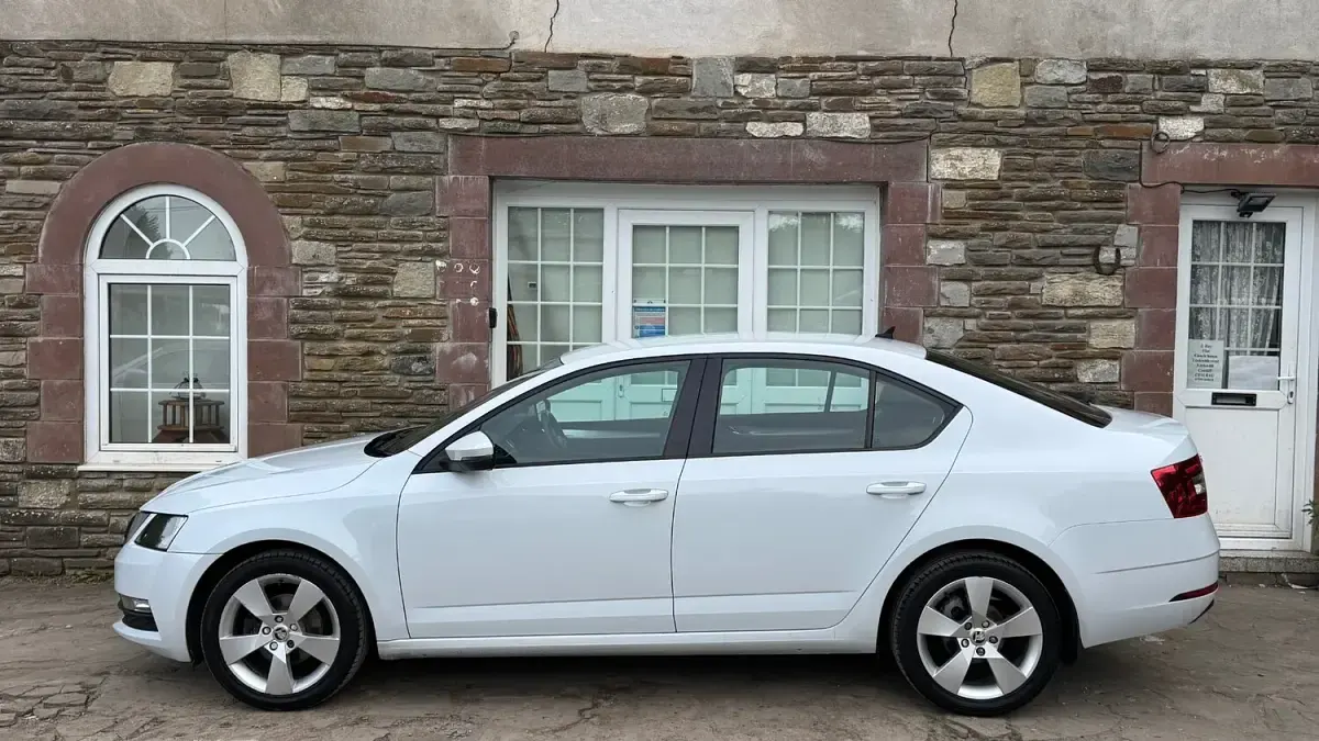 Used Skoda Octavia SE Drive 2019 White Hatchback