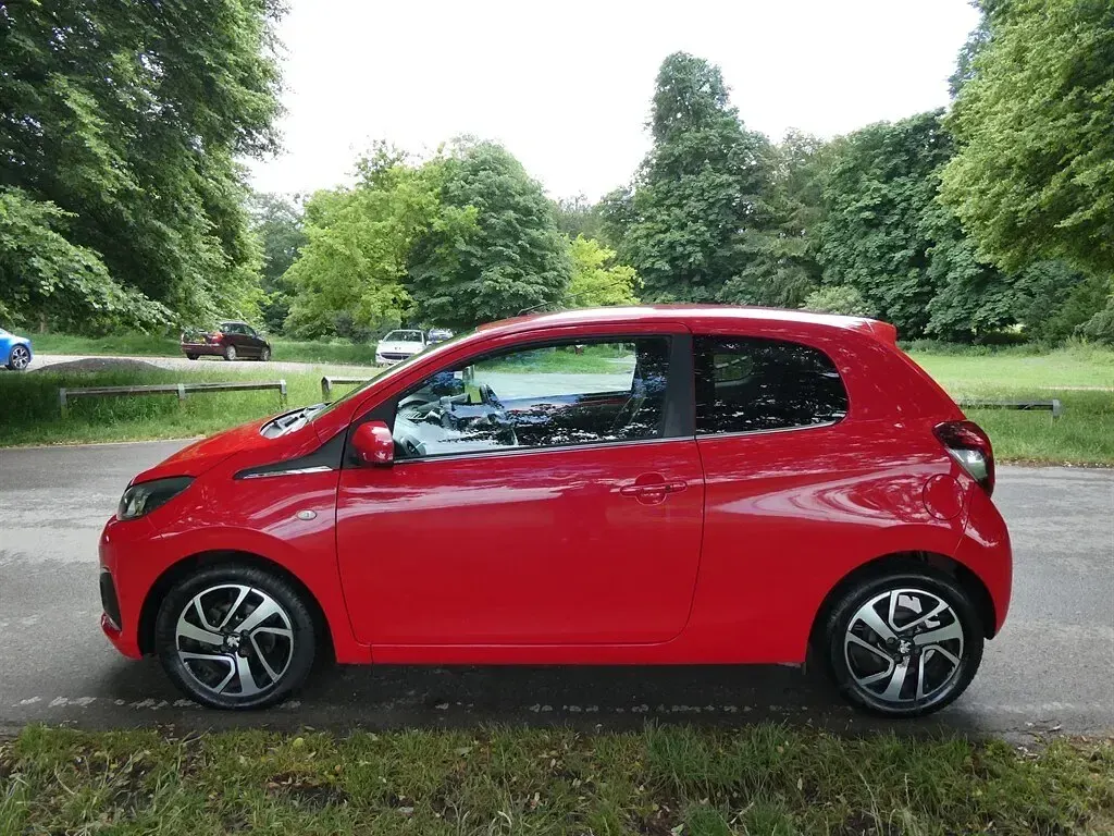 Used Peugeot 108 Allure 82 HP (60 kW) 2016 Red Hatchback