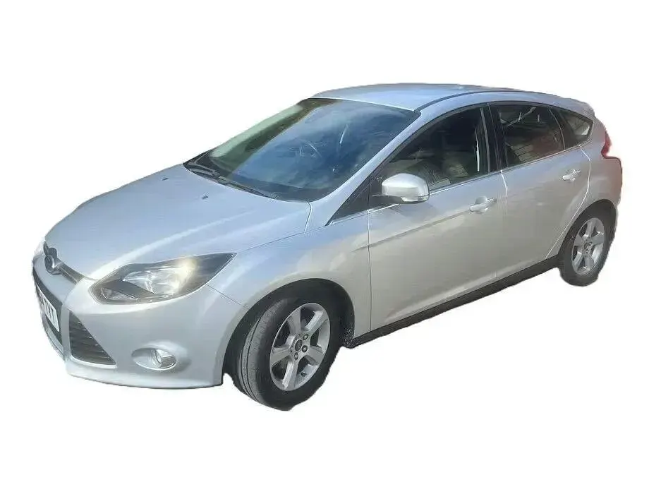 Begagnad Ford Focus Zetec 125 HK (91 kW) 2014 Silver Halvkombi