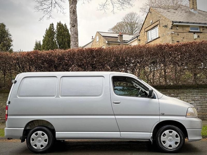 Used Toyota HiAce 95 HP (69 kW) 2011 Silver Van