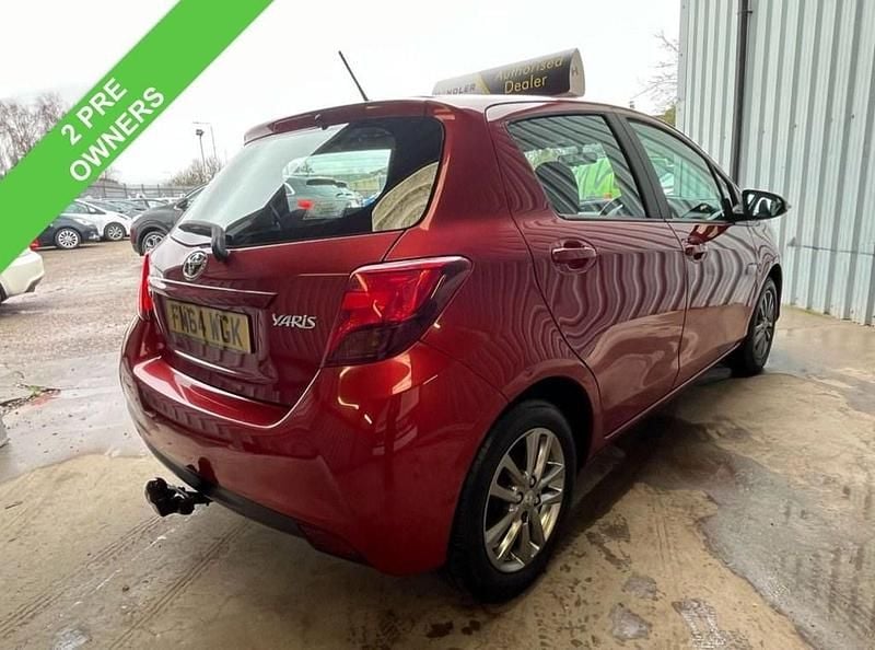 Used Toyota Yaris 99 HP (72 kW) 2015 Red Hatchback