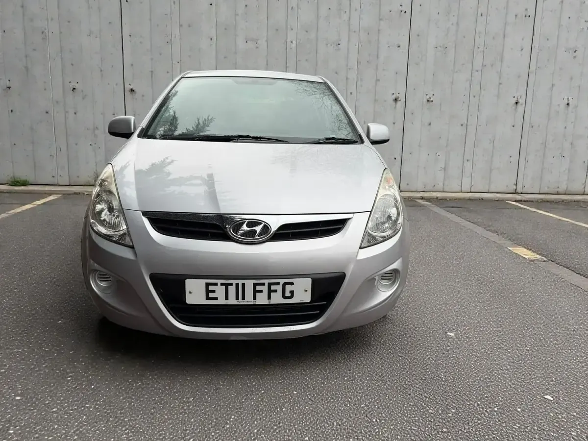 Used Hyundai i20 Comfort 99 HP (72 kW) 2011 Silver Hatchback
