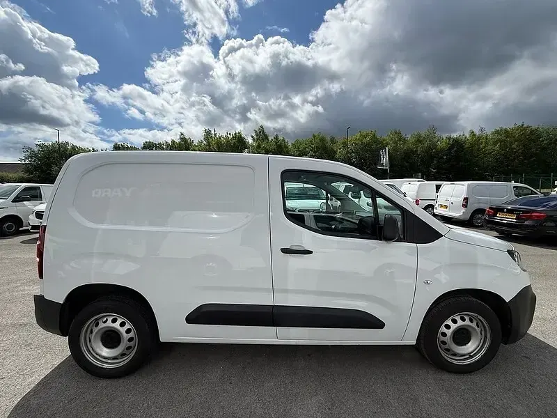 Used Citroën Berlingo 130 HP (95 kW) 2023 Icy white MPV