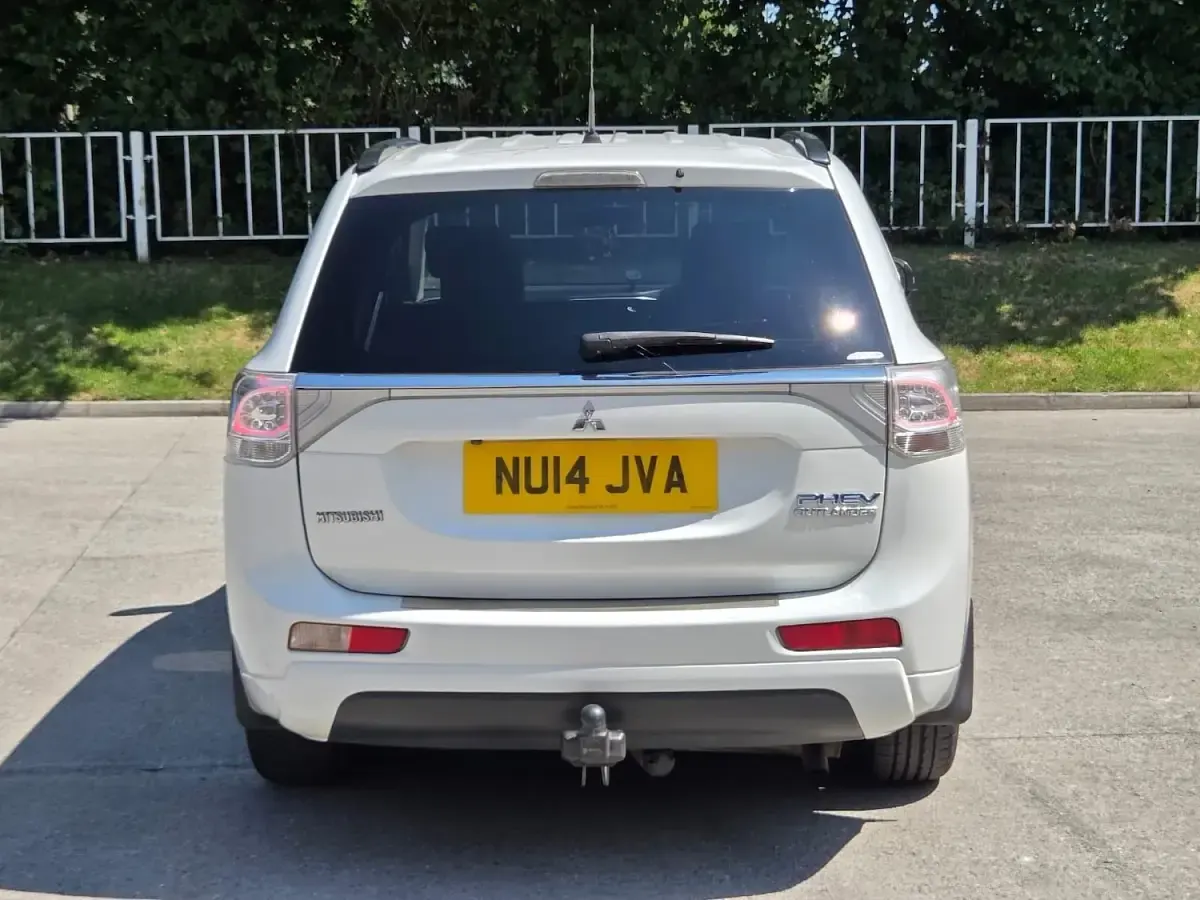 Used Mitsubishi Outlander P-HEV 2014 White Estate