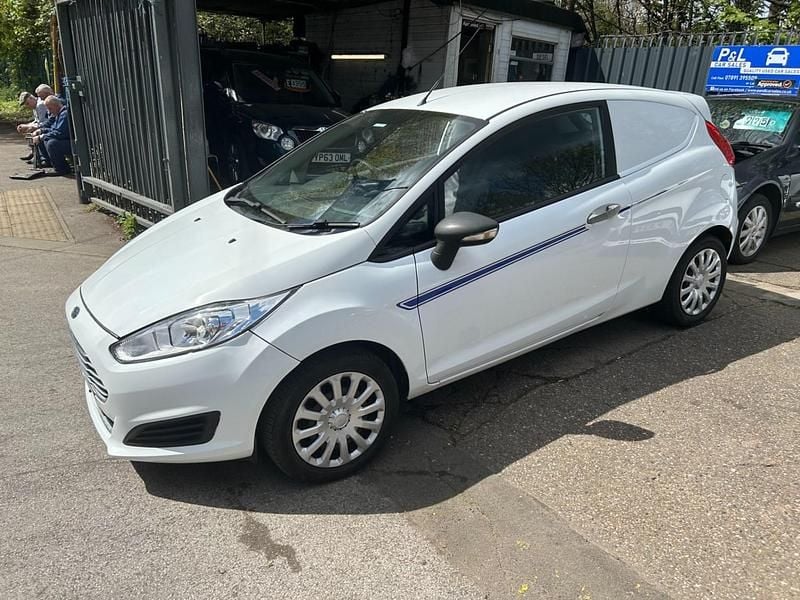 Używany Ford Fiesta 75 KM (55 kW) 2015 Biały Hatchback