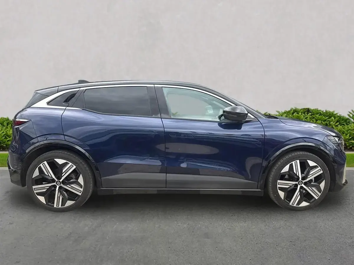 Begagnad Renault Megane E-Tech Iconic 161 kW (220 HK) 2024 Blå Halvkombi