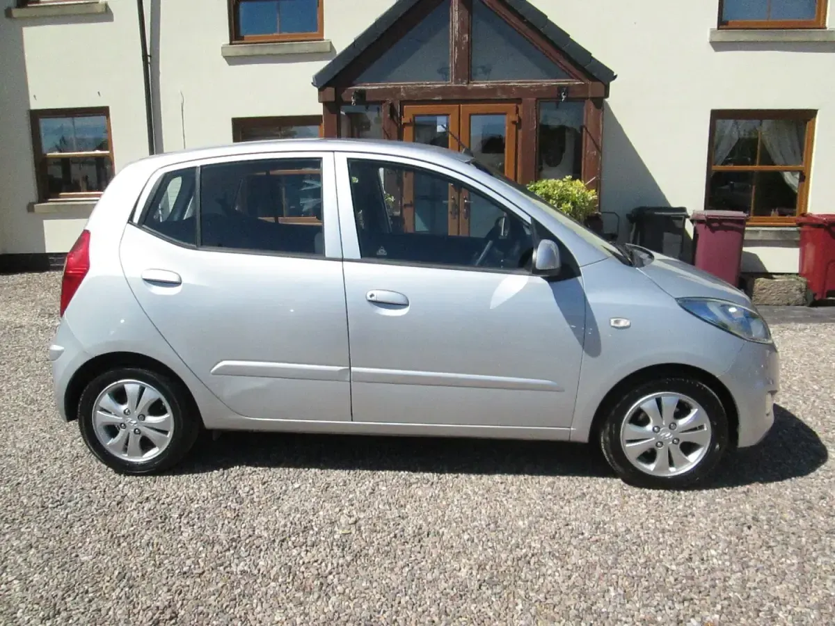 Usado Hyundai i10 Active 85 HP (62 kW) 2012 Prateado Citadino