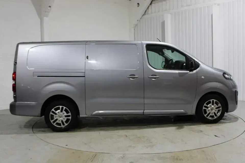 Second-hand Vauxhall Vivaro Sportive 150 CP (110 kW) 2022 Gri Monovolum