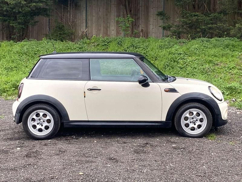 Used Mini Cooper Hatch 2010 White Hatchback